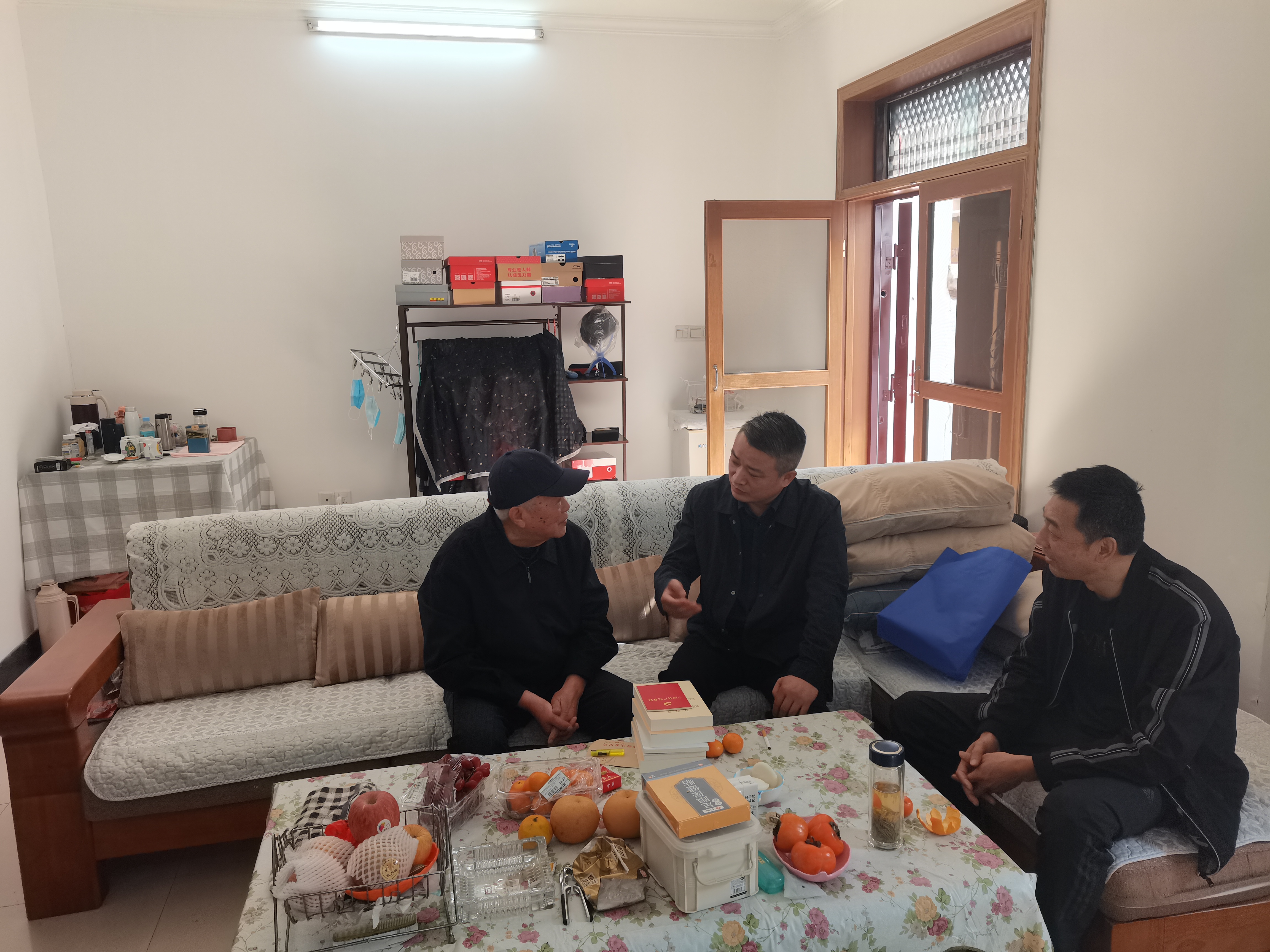 金鑫走访慰问委机关退休老干部