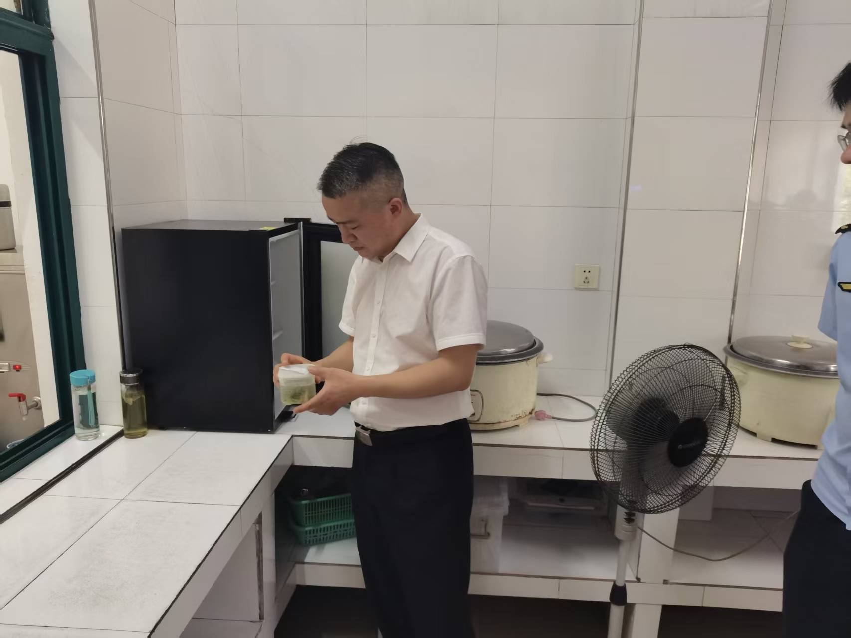 金鑫督导检查包保单位食品安全工作