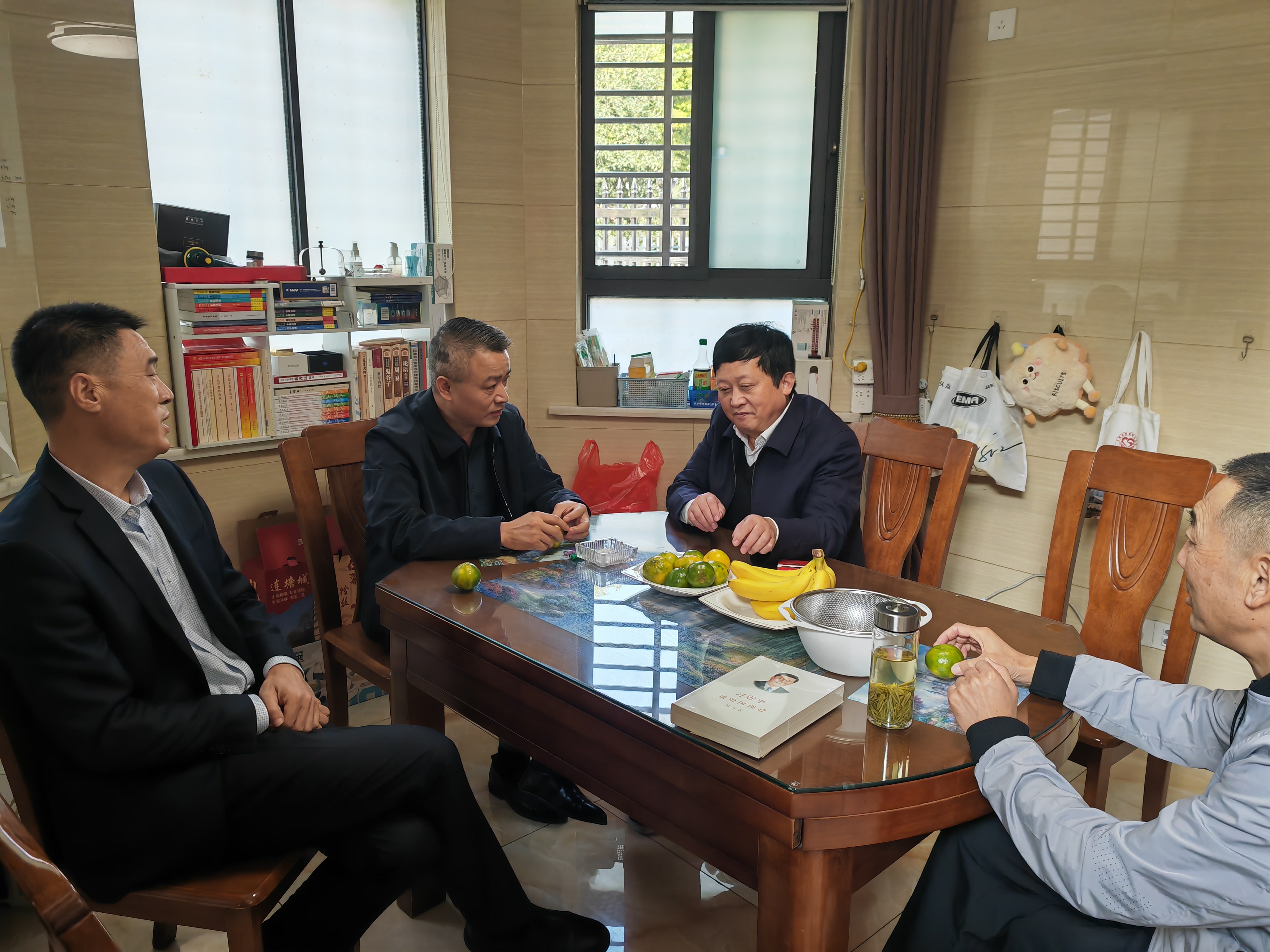 金鑫率队走访慰问委机关退休干部