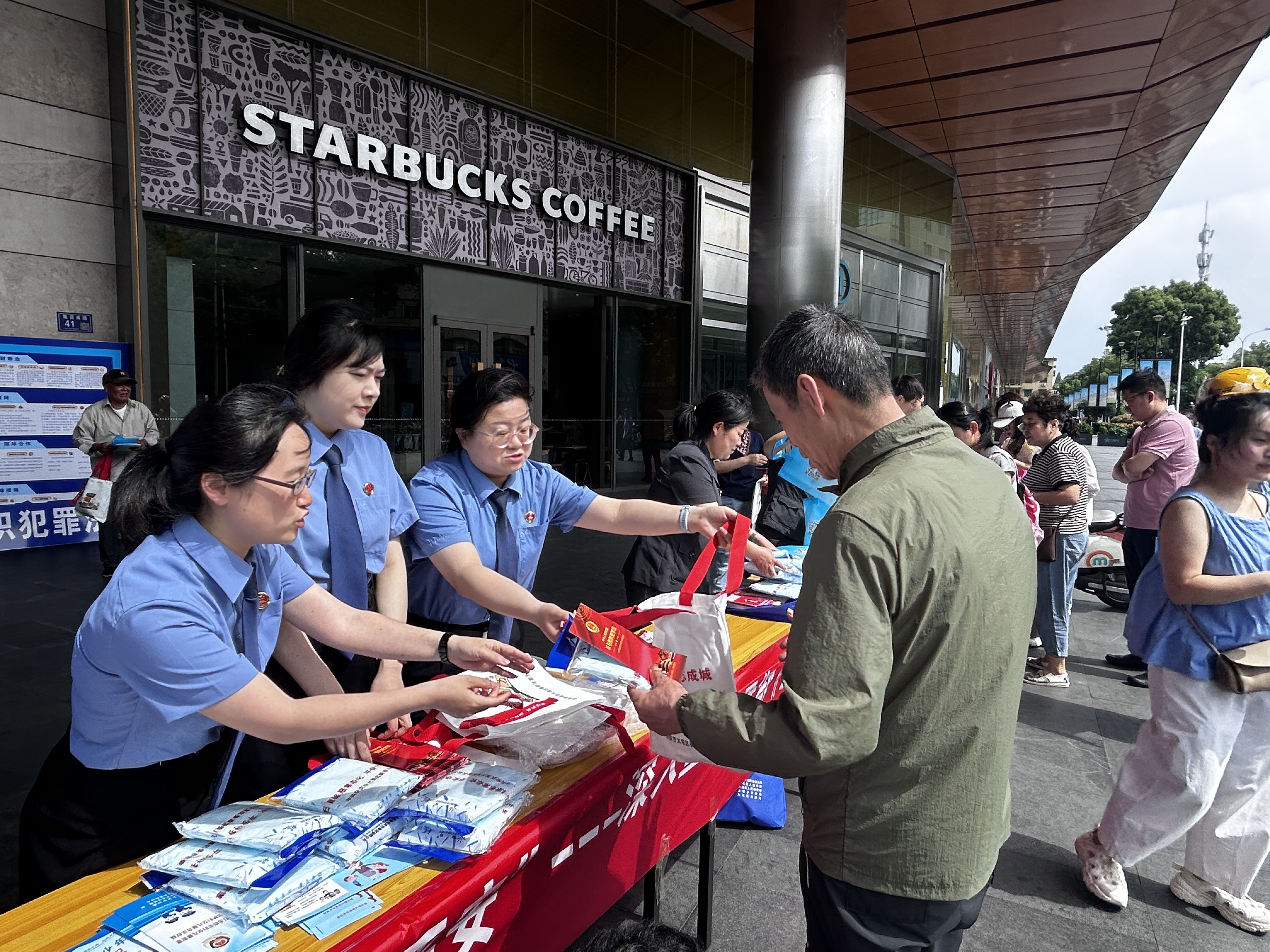 弘扬法治惩黑恶 守护江淮铸平安——大观区“反有组织犯罪法宣传周”活动扎实推进